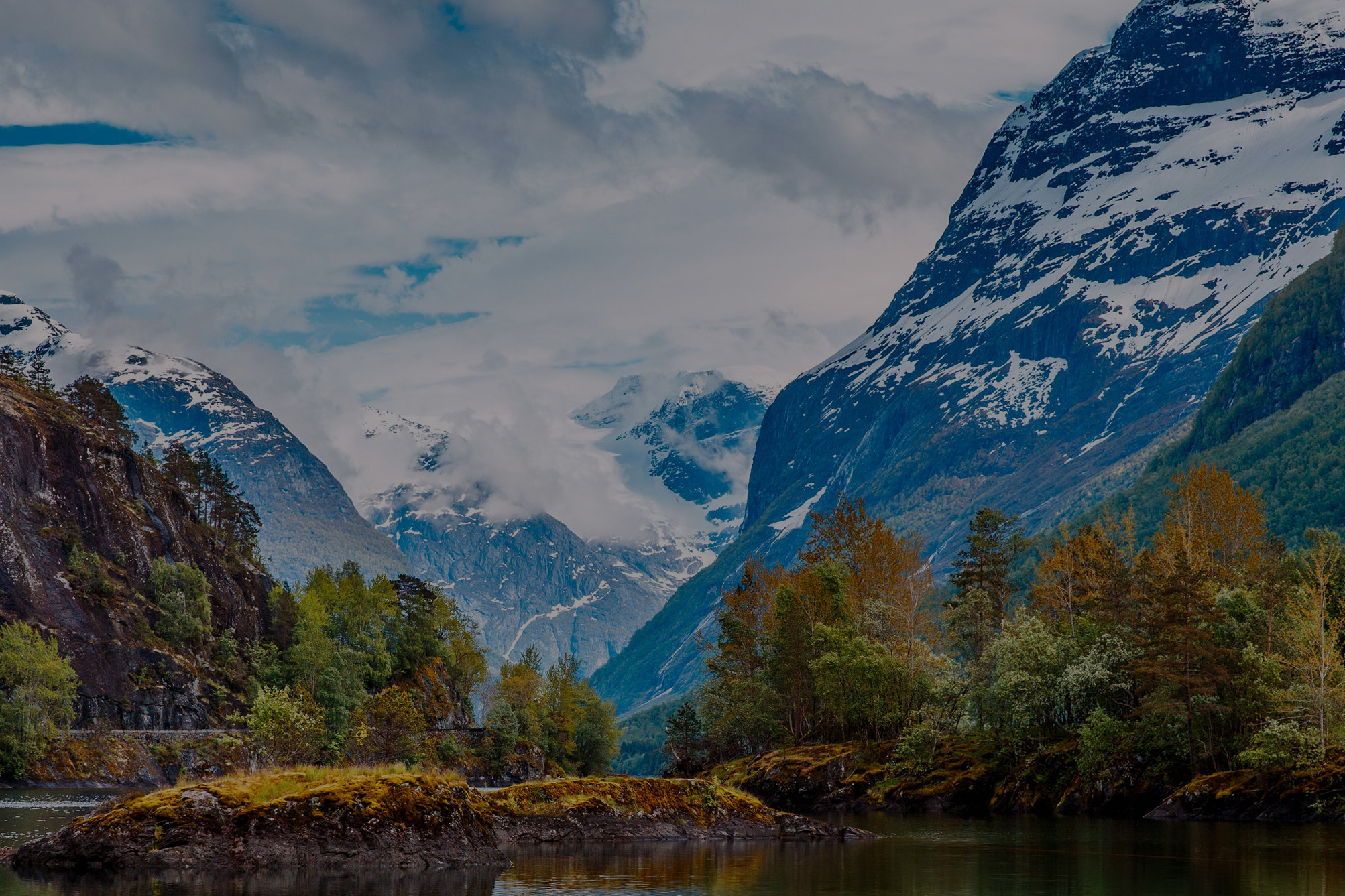 Berglandschaft an einem Fjord